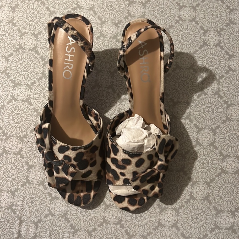PRETTY! These shoes give your feet, ankles and legs an instantly gorgeous look - Picture 3 of 3